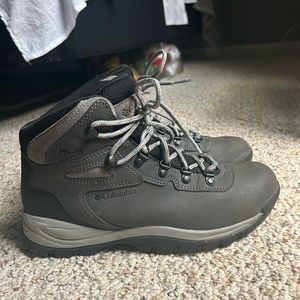 Women’s 9.5 Columbia waterproof work boots.